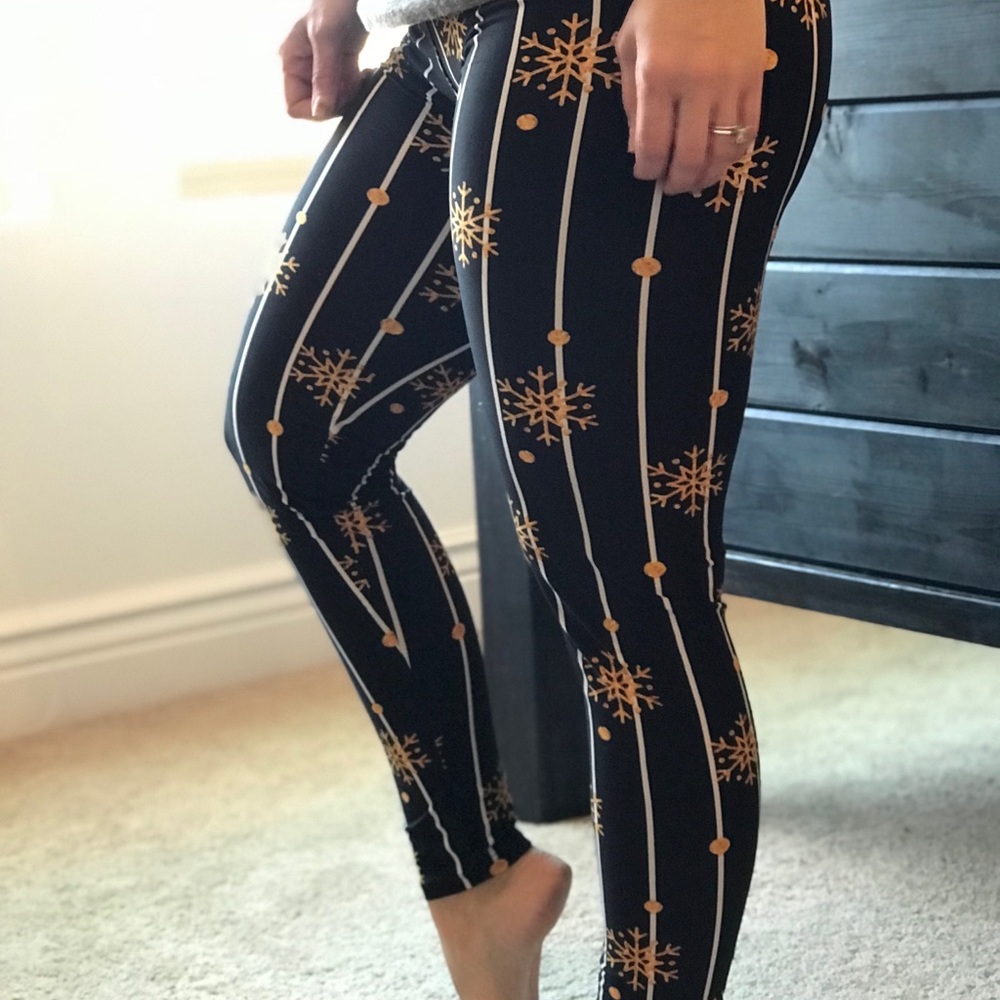 Buttery soft Christmas snowflake Gold leggings TC